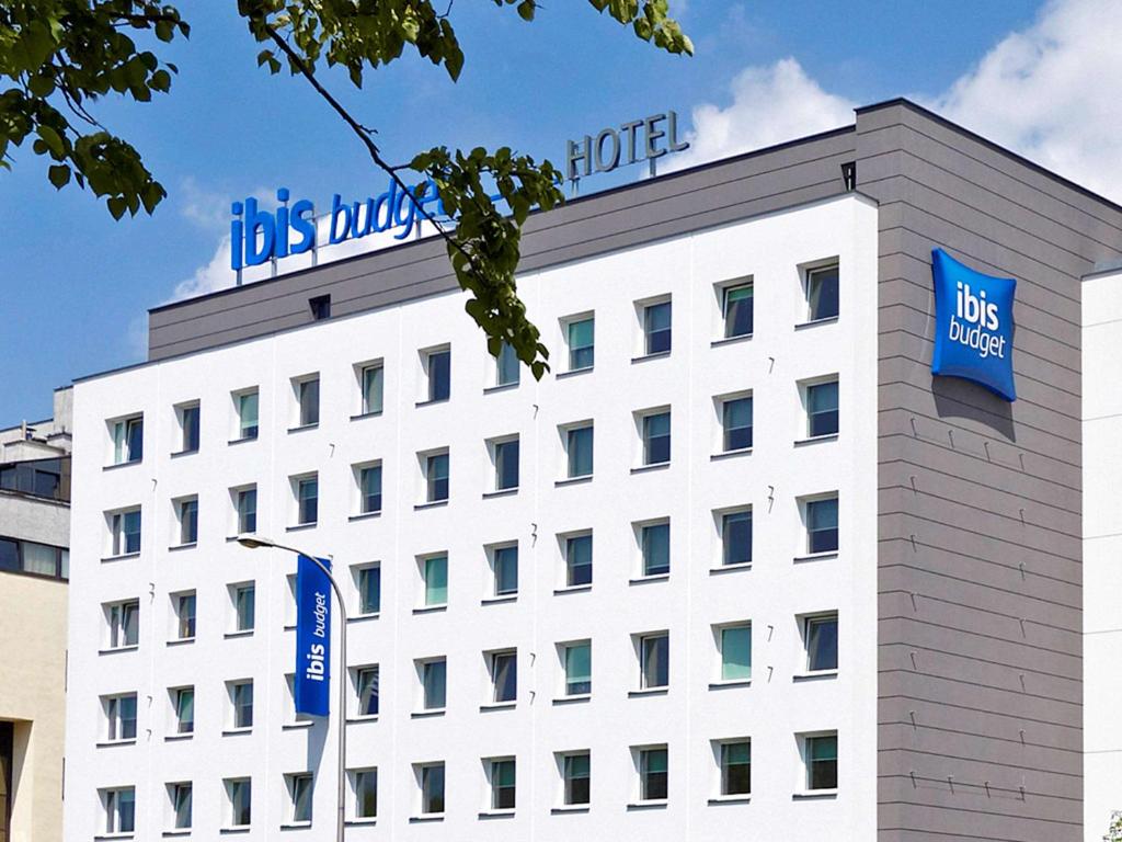 ワルシャワにあるibis budget Warszawa West Stationの白い建物