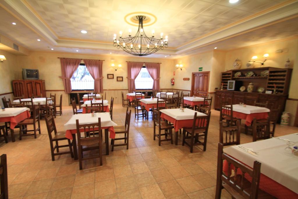 Hostal Restaurante Cuatro Caminos, Calera y Chozas – Precios actualizados  2024