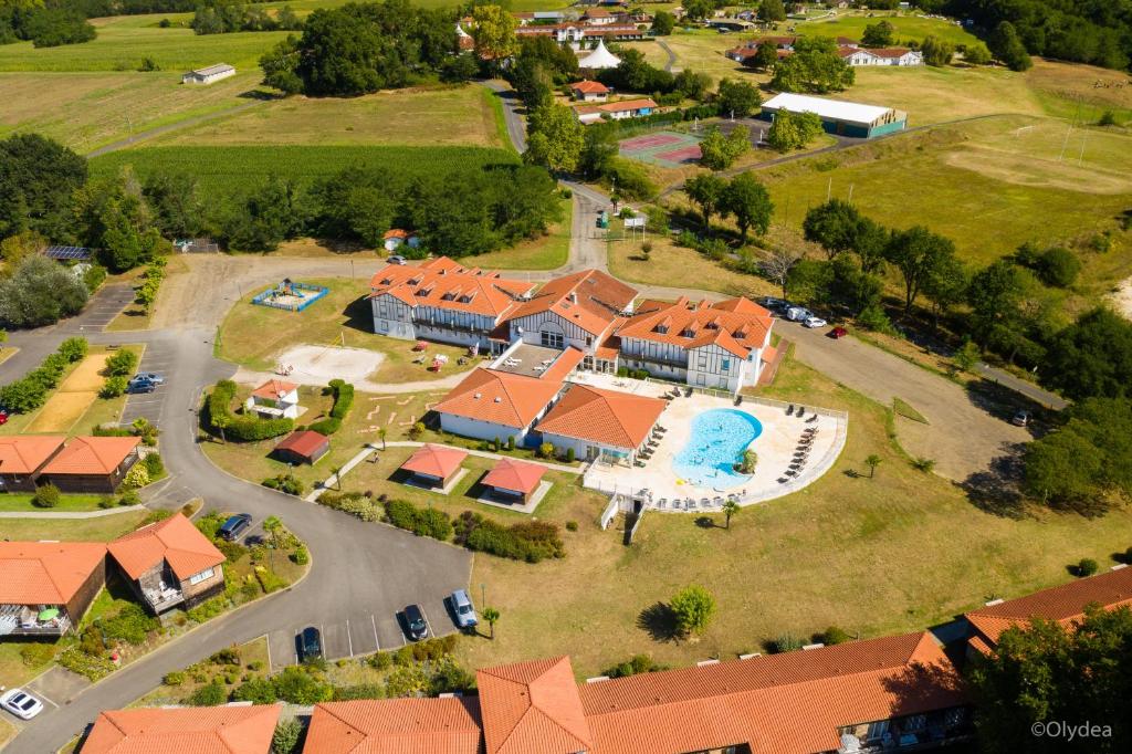 - une vue aérienne sur une maison avec une piscine dans l'établissement Olydea la Chalosse - Cassen, à Cassen