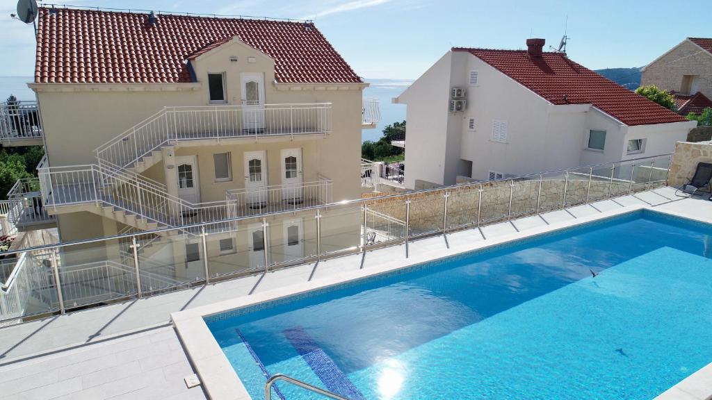 uma grande piscina em frente a um edifício em Villa Samba em Mlini