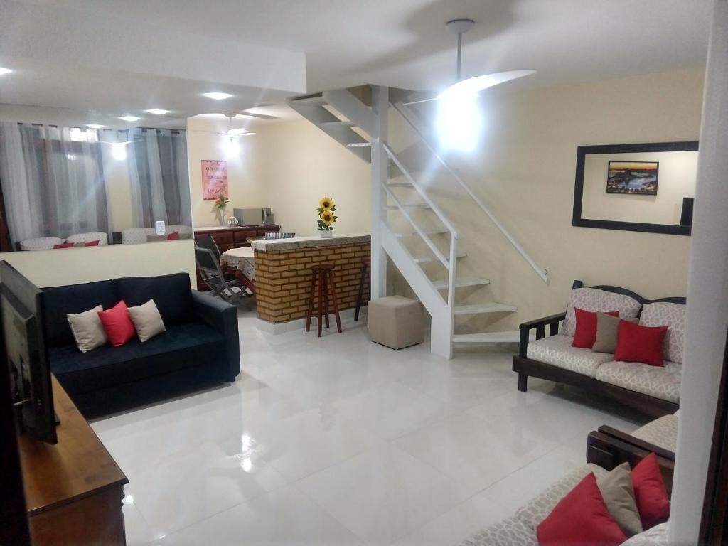 カボ・フリオにあるCasa em condomínio - Praia do Peróのソファと階段のあるリビングルーム