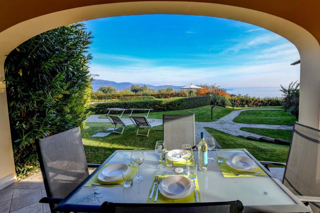 tavolo da pranzo con vista sul giardino di Felicity a Toscolano Maderno