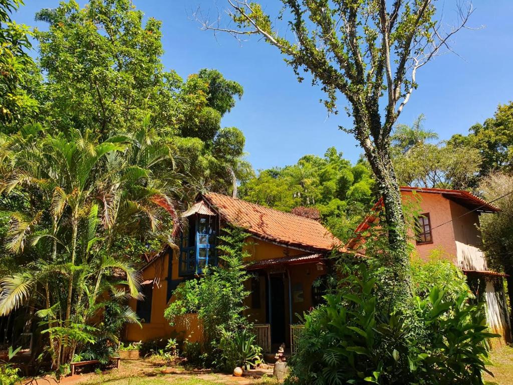 a small house in the middle of trees at Sítio Macaúbas do Moinho in Alto Paraíso de Goiás