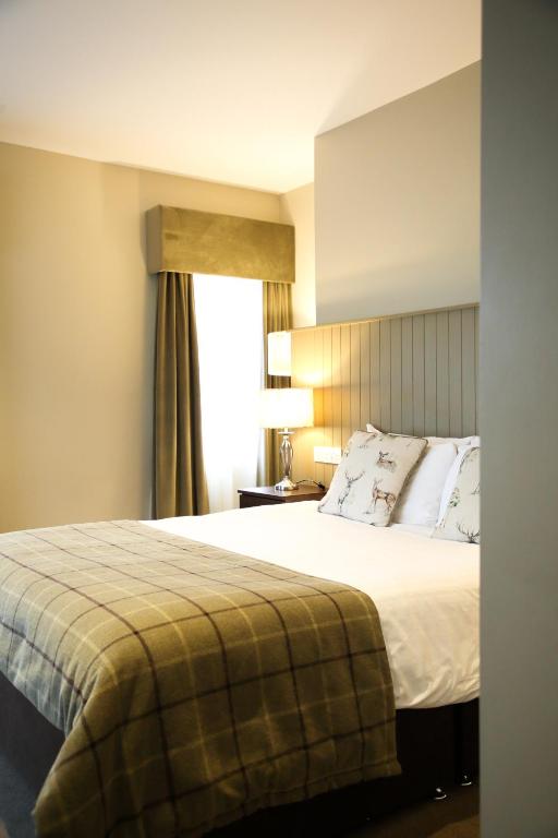 Postel nebo postele na pokoji v ubytování Mulroy Woods Hotel