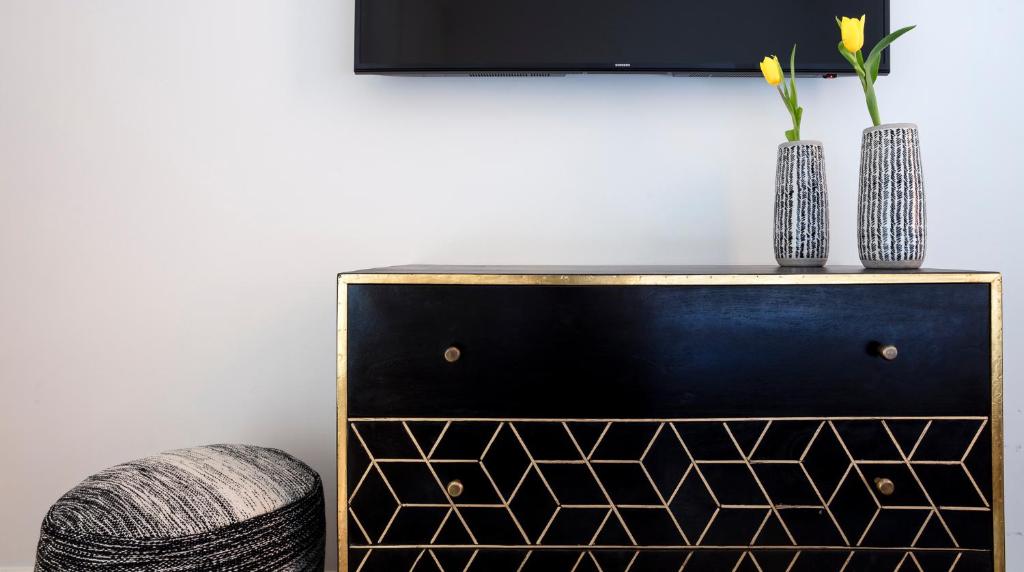 Telewizja i/lub zestaw kina domowego w obiekcie Luxury Maison Letizia Piazza di Spagna