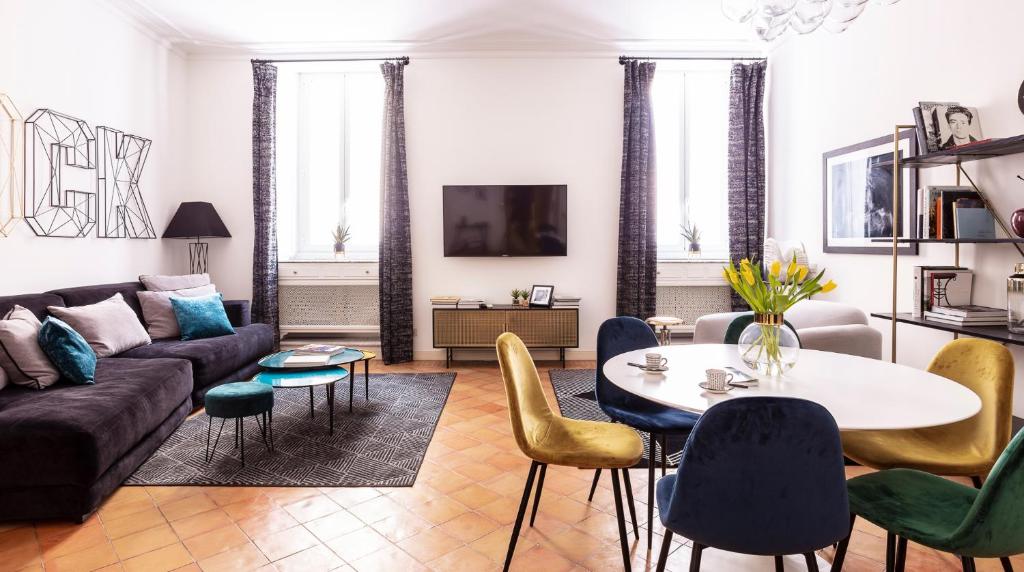 salon z kanapą, stołem i krzesłami w obiekcie Luxury Maison Letizia Piazza di Spagna w Rzymie