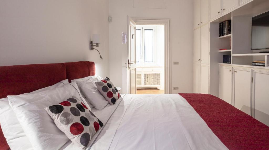 Łóżko lub łóżka w pokoju w obiekcie Luxury Maison Letizia Piazza di Spagna