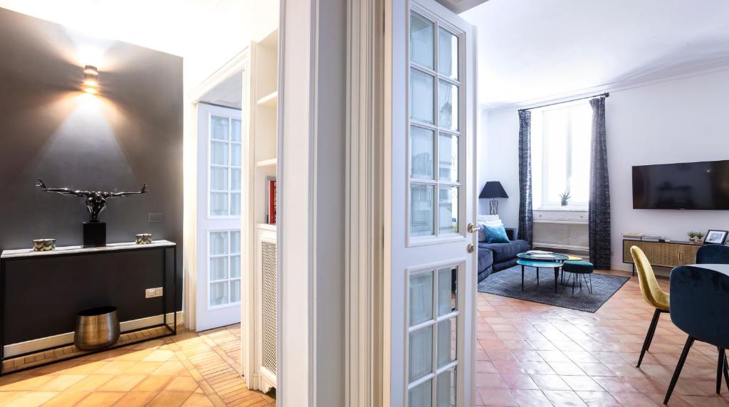 Łóżko lub łóżka w pokoju w obiekcie Luxury Maison Letizia Piazza di Spagna