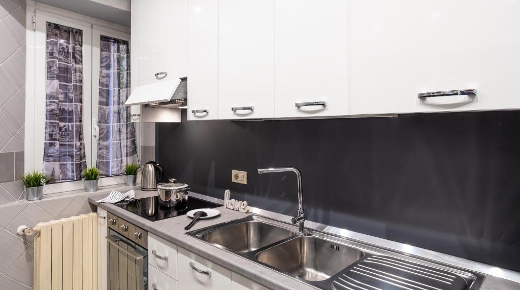 kuchnia ze zlewem i blatem w obiekcie Luxury Maison Letizia Piazza di Spagna w Rzymie