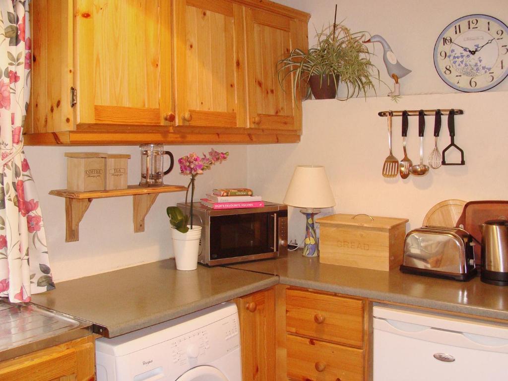 Kuchyň nebo kuchyňský kout v ubytování Bridies Holiday Cottage Roundstone