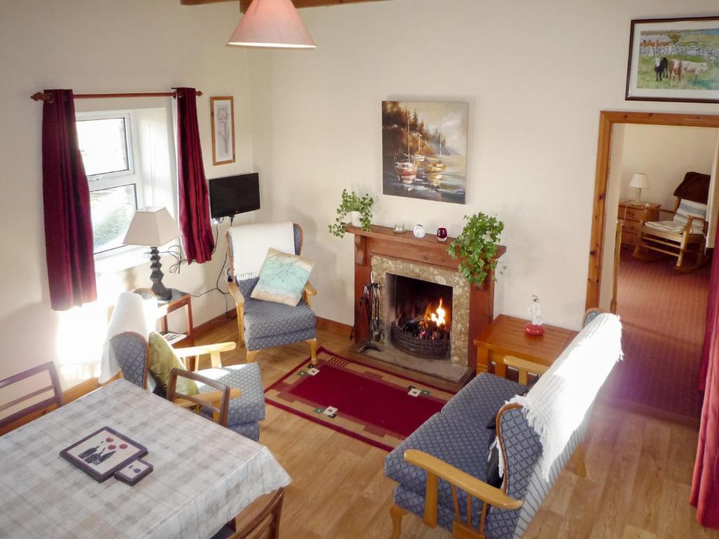 TV a/nebo společenská místnost v ubytování Bridies Holiday Cottage Roundstone