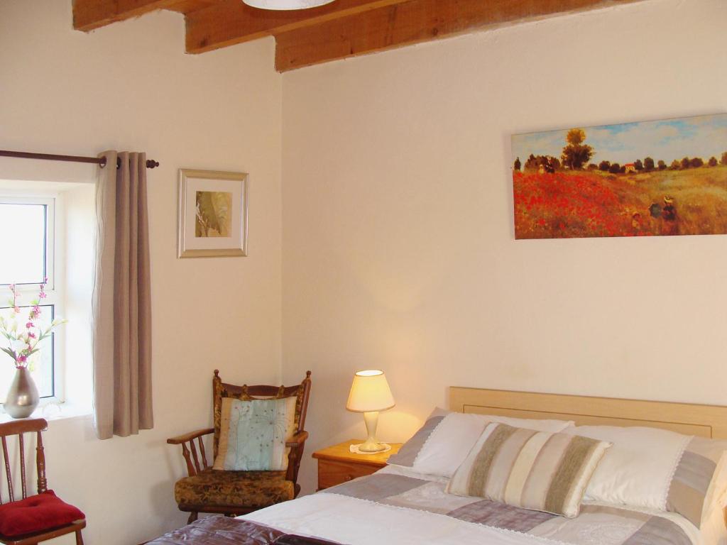 Postel nebo postele na pokoji v ubytování Bridies Holiday Cottage Roundstone