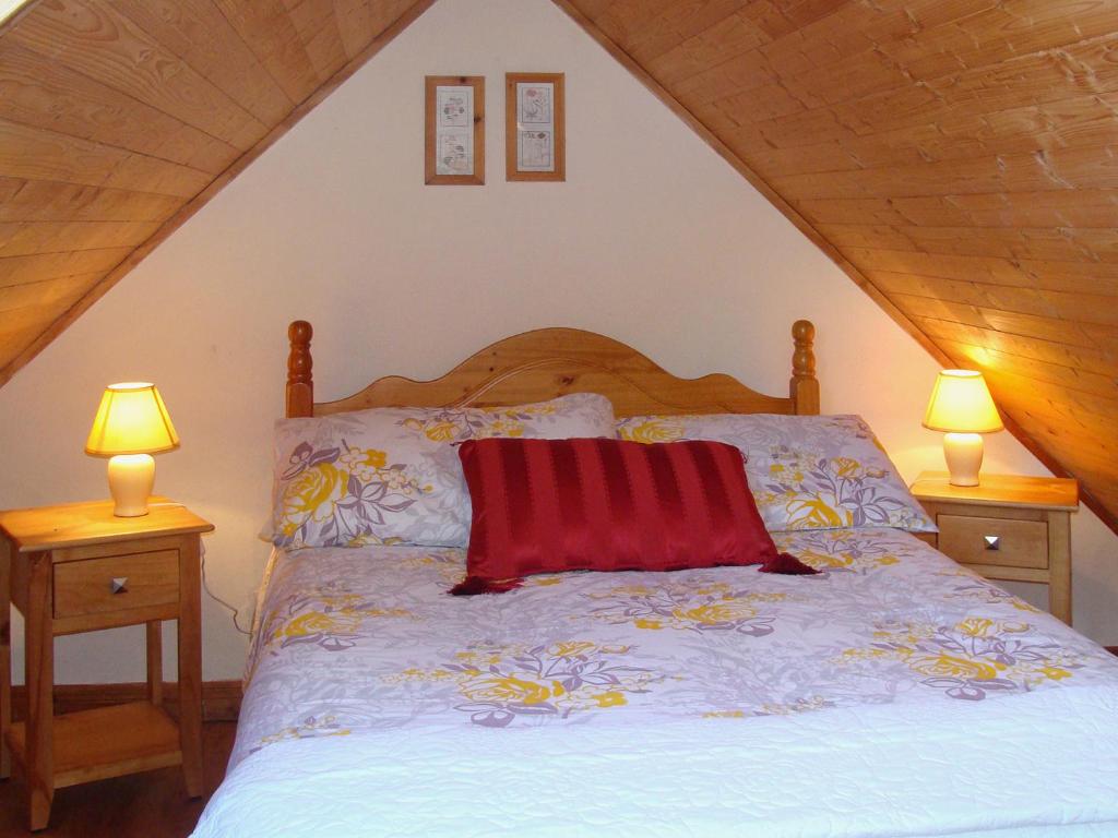 Postel nebo postele na pokoji v ubytování Bridies Holiday Cottage Roundstone