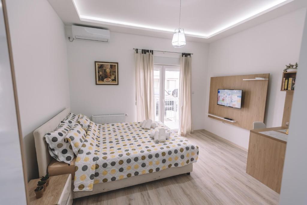 - une petite chambre avec un lit et une fenêtre dans l'établissement VS Studio Apartmani Banja Koviljača, à Banja Koviljača