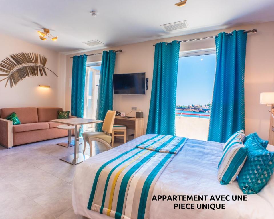 TV a/nebo společenská místnost v ubytování Hôtel et Appart Hôtel Les Flots Bleus
