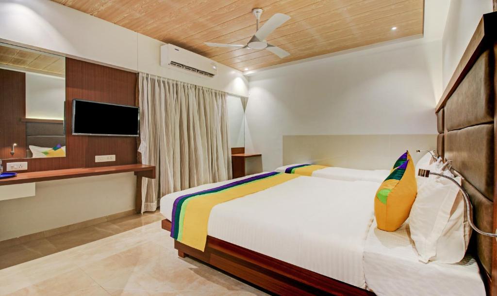 A bed or beds in a room at Hotel Aarush Inn