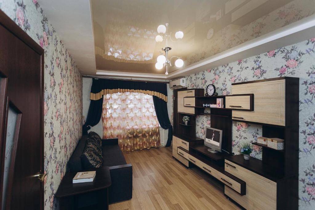スームィにあるApartments Illinskaya 2 floor 2 roomの花柄の壁紙とソファのあるリビングルーム