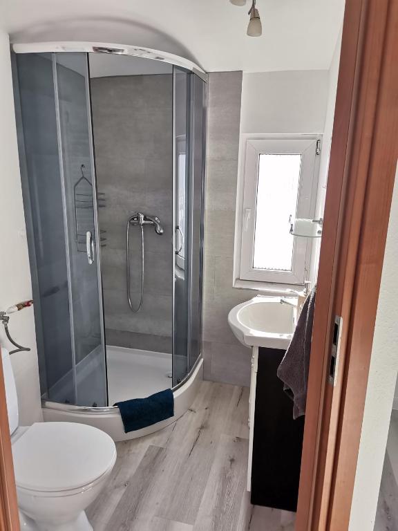 Kúpeľňa v ubytovaní Kamienica nad Maltą- Mieszkania nad Jeziorem Maltańskim