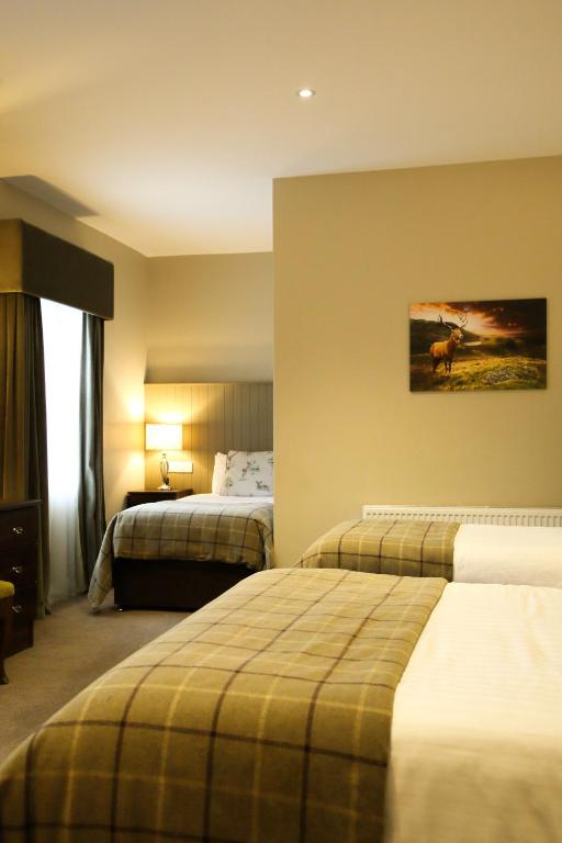 Postel nebo postele na pokoji v ubytování Mulroy Woods Hotel
