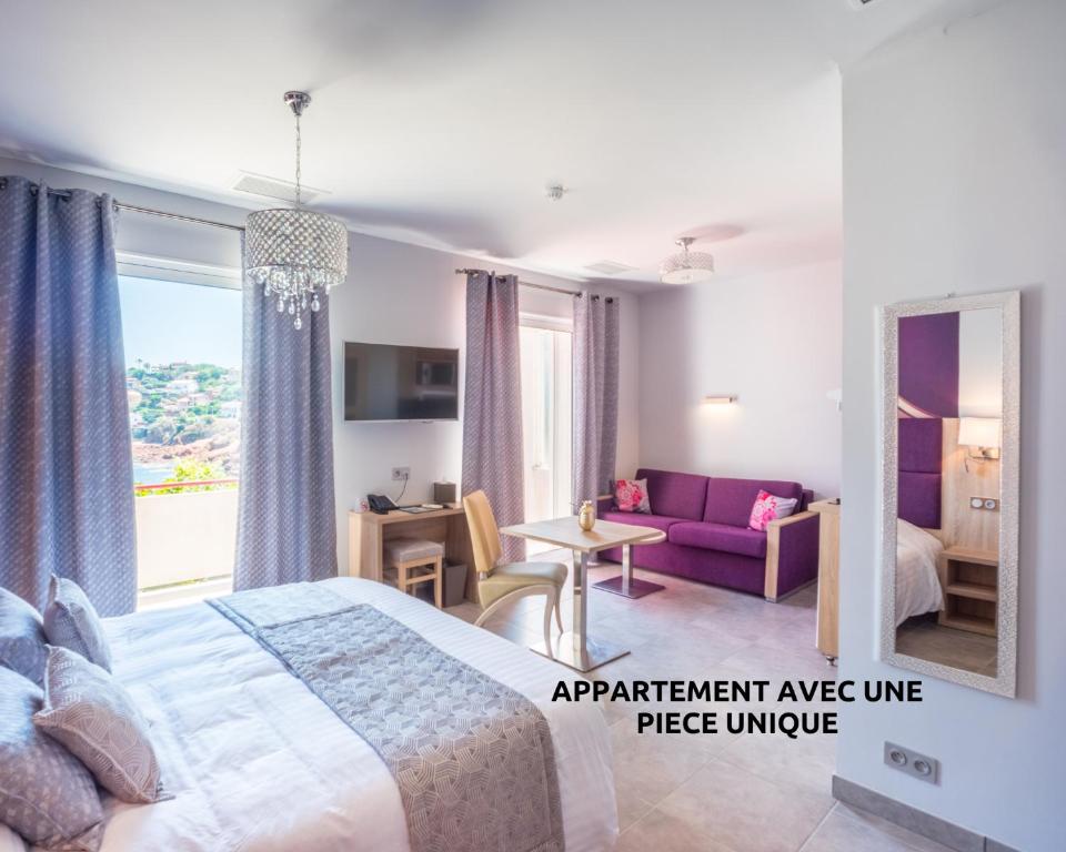 Postel nebo postele na pokoji v ubytování Hôtel et Appart Hôtel Les Flots Bleus