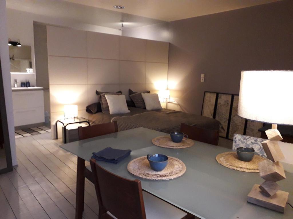 サン・ブリューにあるChambre maison de ville dans la cité des trois valléesのテーブルとソファのあるリビングルーム