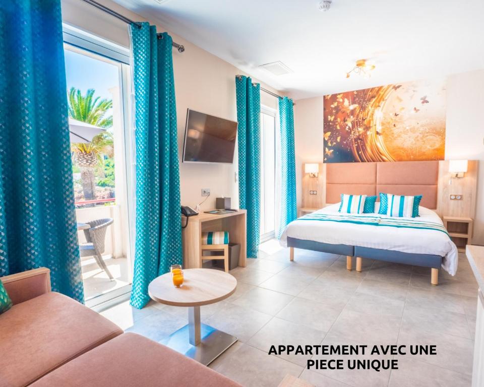 Postel nebo postele na pokoji v ubytování Hôtel et Appart Hôtel Les Flots Bleus