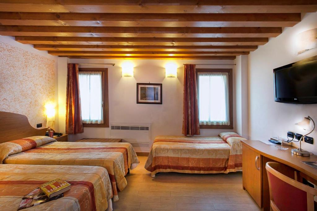 Postel nebo postele na pokoji v ubytování Albergo Antica Corte Marchesini