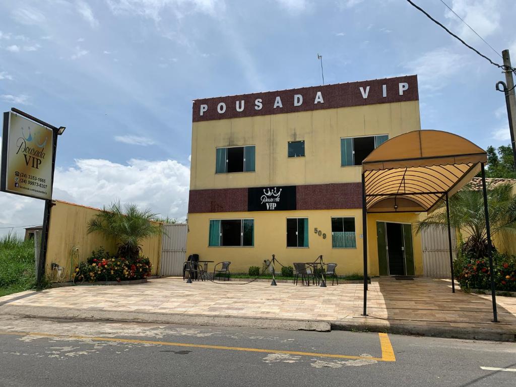un bâtiment avec un panneau qui réassembla vip dans l'établissement Pousada VIP, à Pôrto Real