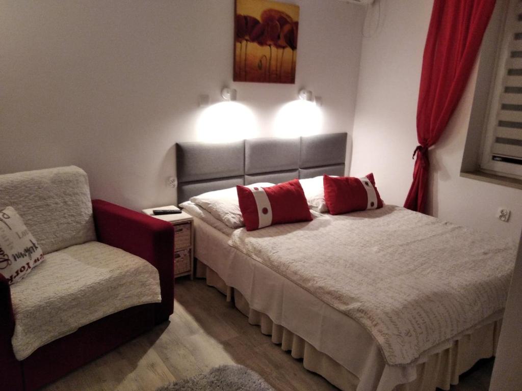 sypialnia z 2 łóżkami i krzesłem w obiekcie Zielone Wzgórze na Starówce w mieście Sandomierz