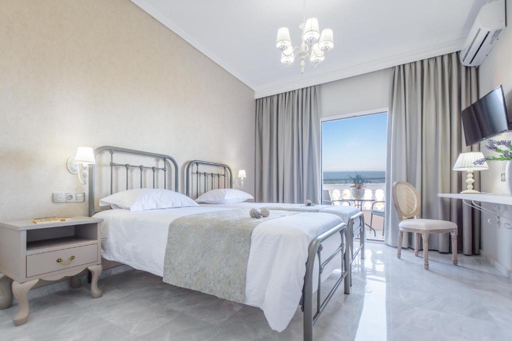 Postel nebo postele na pokoji v ubytování Erofili Hotel