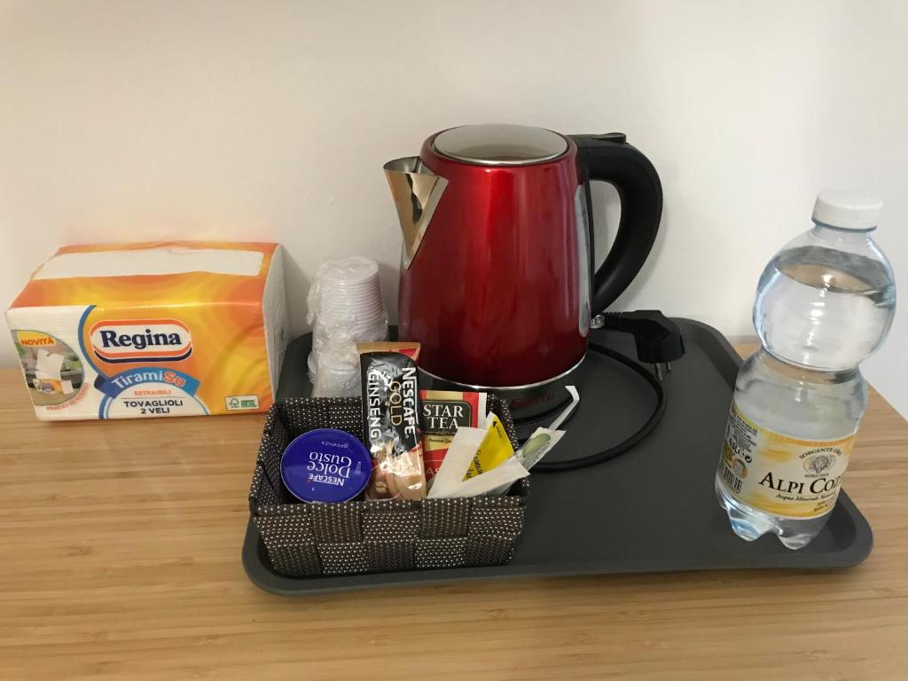 Príslušenstvo na prípravu kávy alebo čaju v ubytovaní ATTICO LIVORNO Bed & Relax