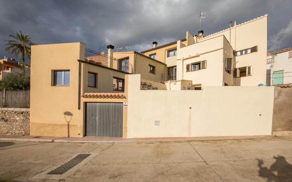 a house with a garage in front of it at La Maysou in Masroig