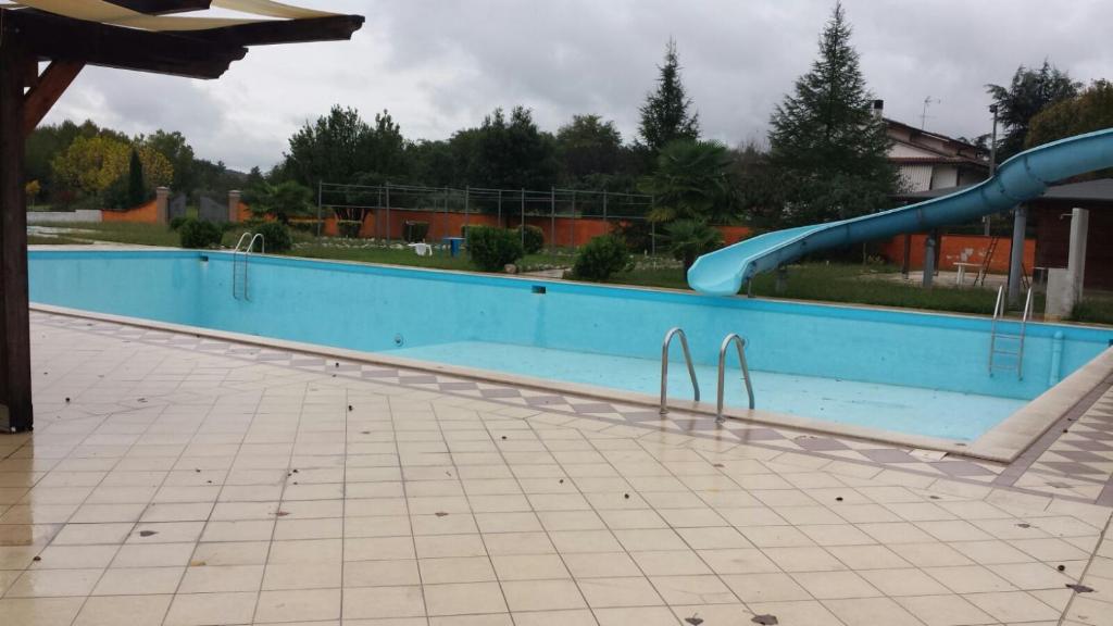 Bazén v ubytování La Vignola Country Hotel nebo v jeho okolí