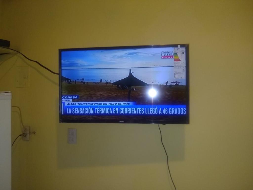 TV a/nebo společenská místnost v ubytování Cabañas Orión