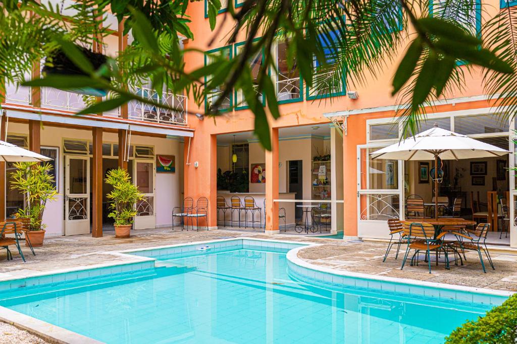 聖若昂－德雷的住宿－比斯波小巷旅館，一个带桌椅和遮阳伞的游泳池