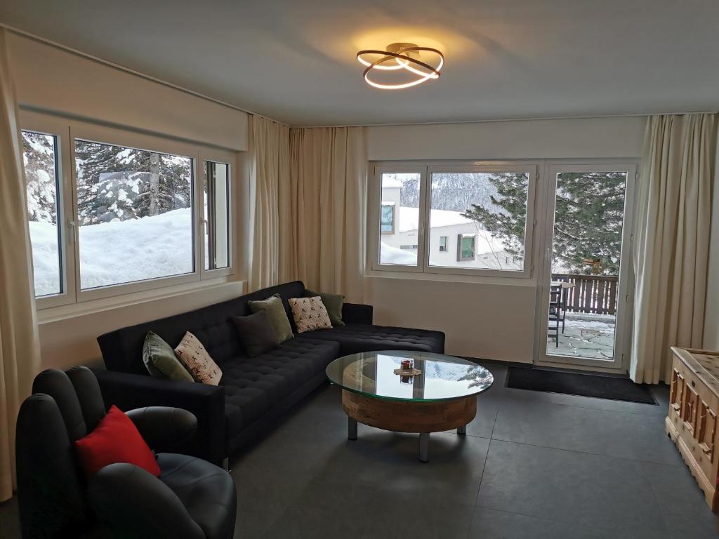 Posezení v ubytování Ferienwohnung Pontresina - Chesa Andrea - Gartensitzplatz