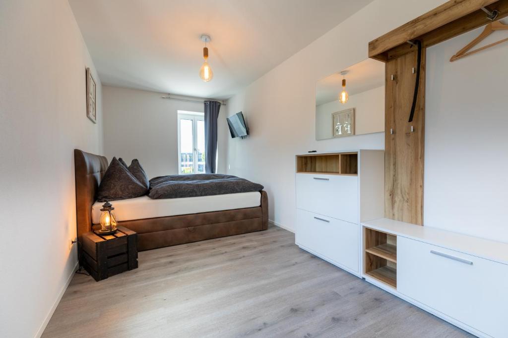 um pequeno quarto com uma cama e uma cozinha em Guesthouse Meitschi Thun - contactless self check-in em Thun