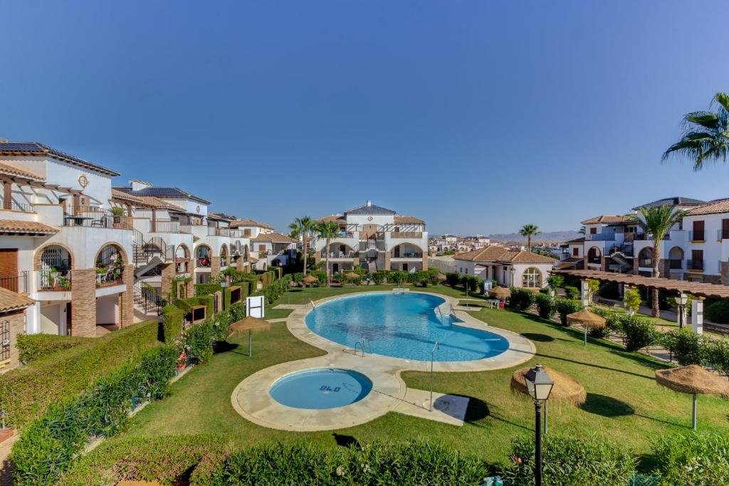 ein Bild von einem Swimmingpool in einem Ferienresort in der Unterkunft Homes of Spain, Al Andalus Residencial Apartamento P bajo con WIFI in Playas de Vera