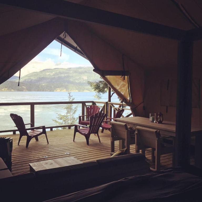 Brown's Bay Resort - Cliffside Glamping Tent With Bunkbeds