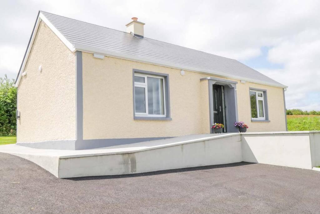 una casa con una rampa delante de ella en John & Margarets Place, en Ballinamore