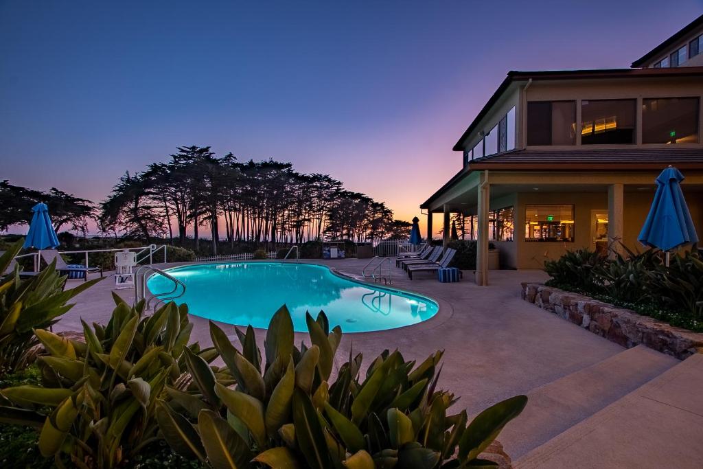 ein Swimmingpool vor einem Haus in der Unterkunft Seascape Beach Resort in Aptos