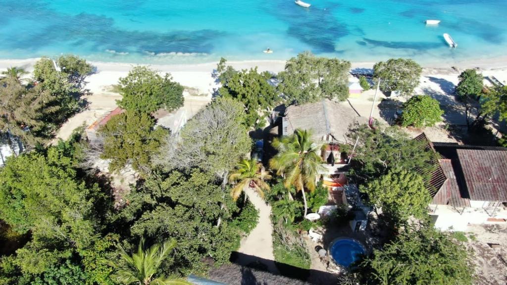 uma vista aérea da casa e da praia em Tropic ecolodge em Punta Rucia