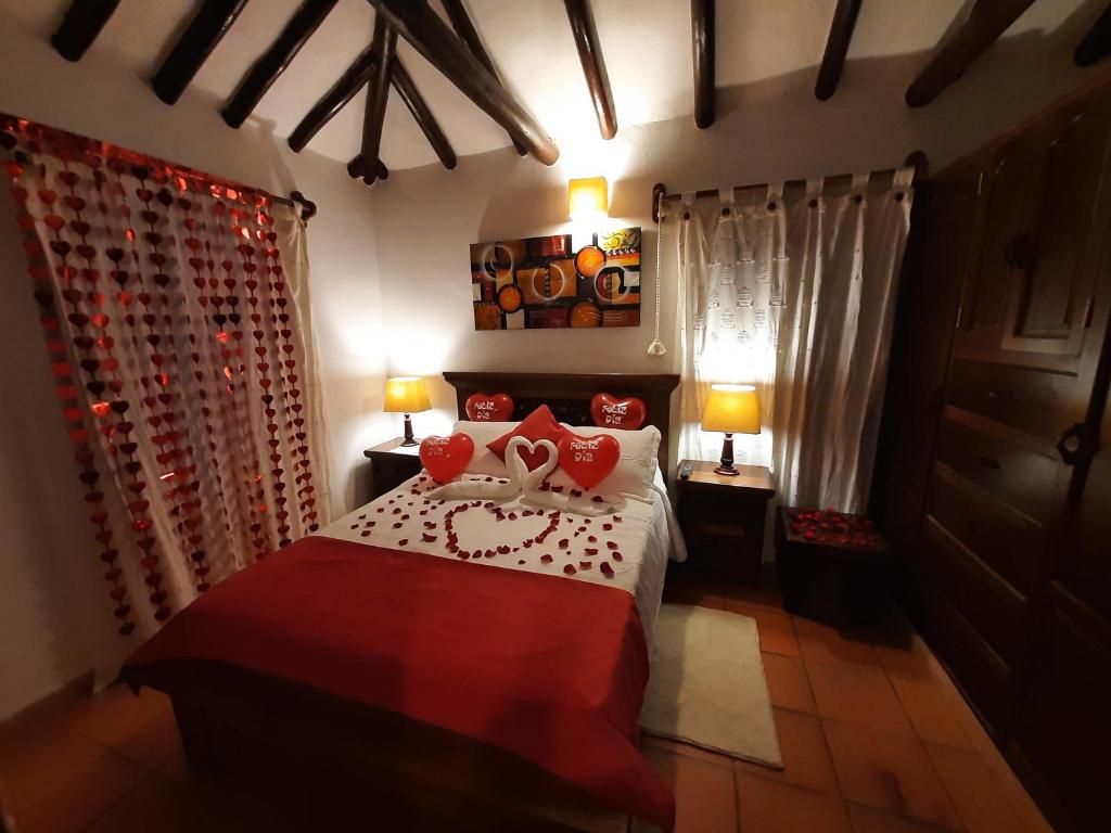 Postel nebo postele na pokoji v ubytování Aparta Hotel El Refugio de María