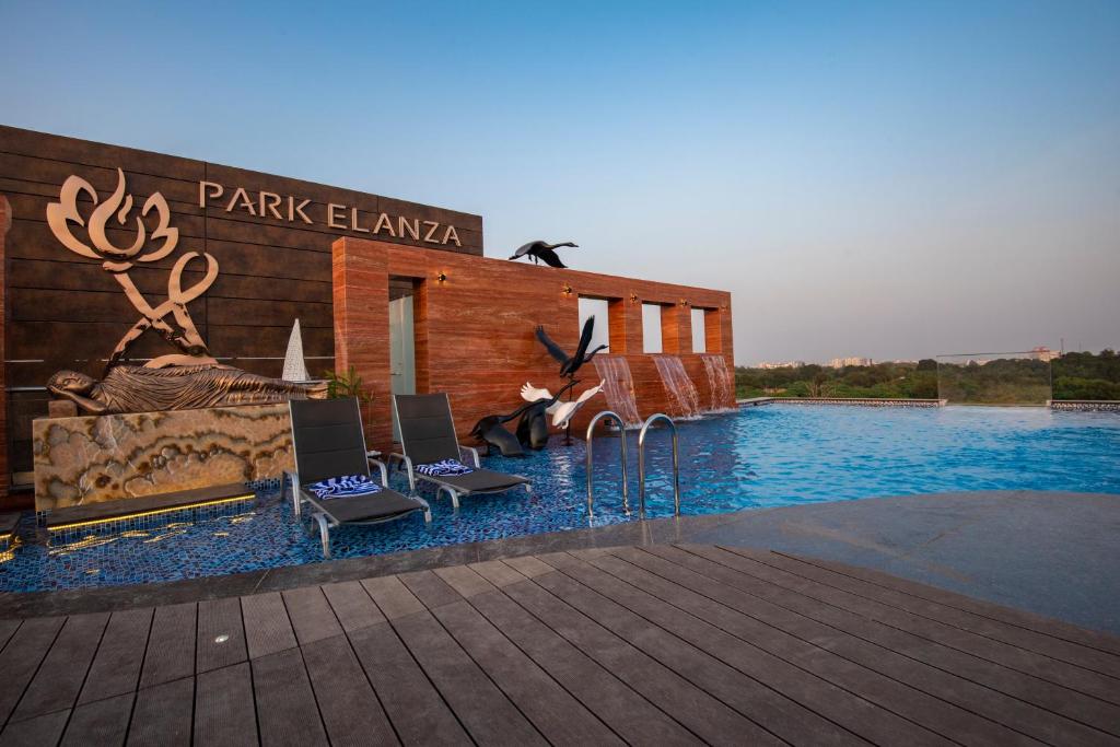 Bazén v ubytování Hotel Park Elanza Coimbatore nebo v jeho okolí