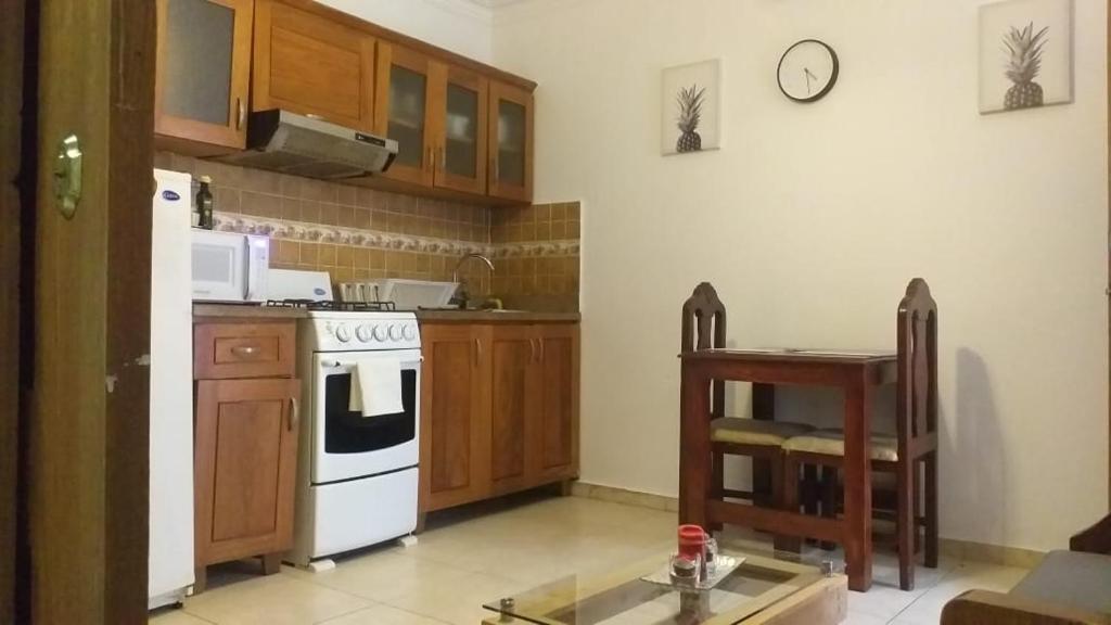 een keuken met een wit fornuis en een witte koelkast bij small apartment in Santo Domingo