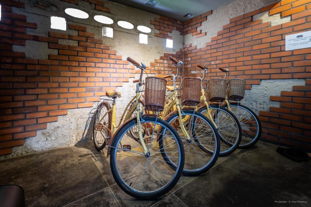 Jízda na kole v ubytování The 8 Factory Hotel Phitsanulok nebo okolí