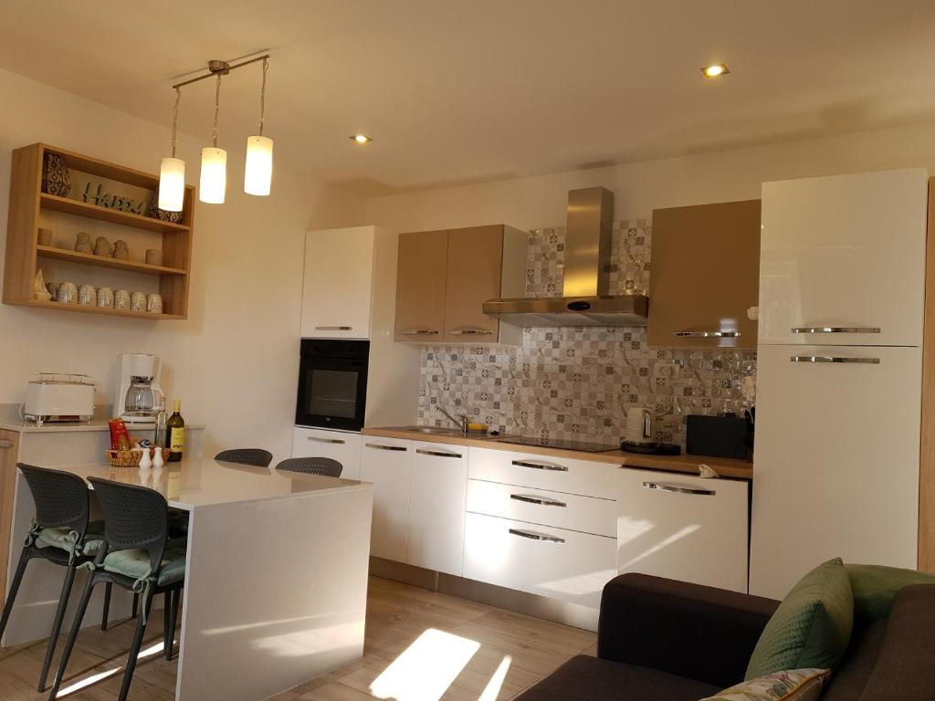 Kuchyňa alebo kuchynka v ubytovaní La Dolce Vita Apartments Unit 2
