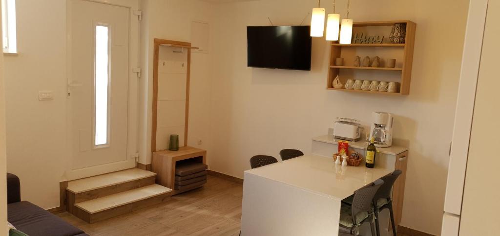 Kuchyňa alebo kuchynka v ubytovaní La Dolce Vita Apartments Unit 2