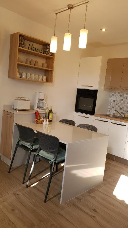 Kuchyňa alebo kuchynka v ubytovaní La Dolce Vita Apartments Unit 2