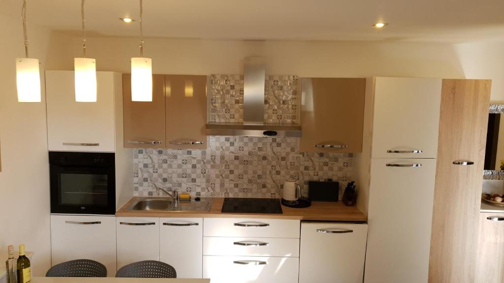 Kuchyňa alebo kuchynka v ubytovaní La Dolce Vita Apartments Unit 2